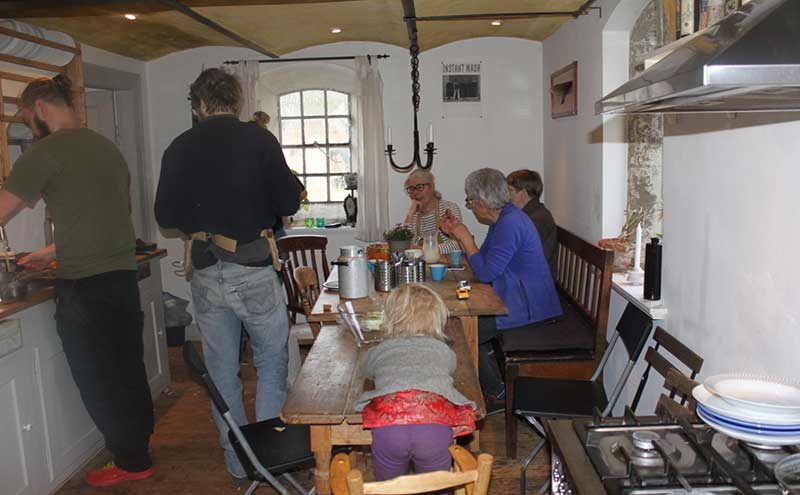 Kursisterne spiser frokost på grøn sløjd kurset